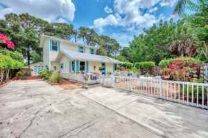 featured image of 1045 40th St #A