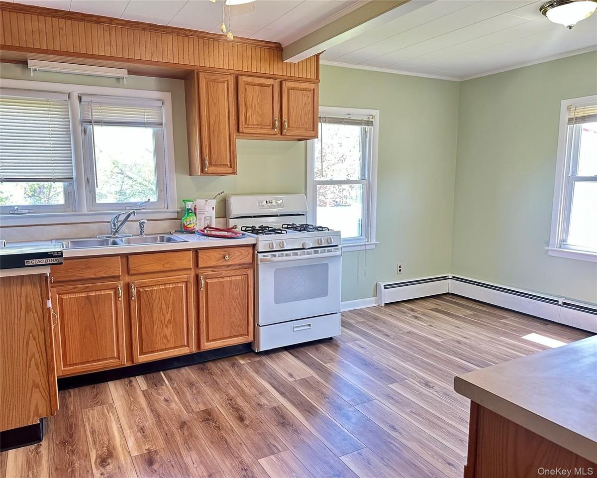 111 Round Hill Rd - Photo 7 of 22