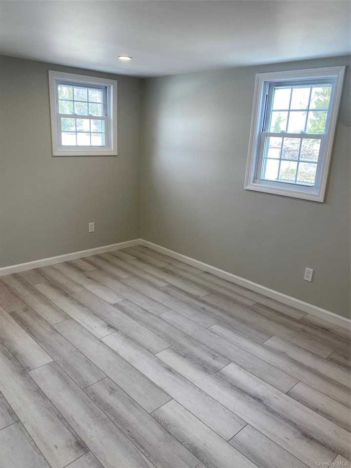 382 Deer Park Ave Unit B - Photo 4 of 5