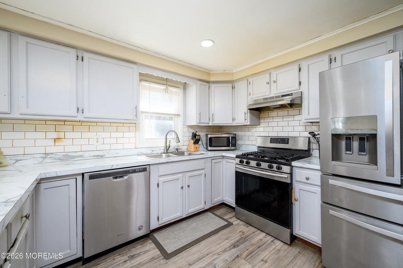 570 Eltone Rd - Photo 2 of 37