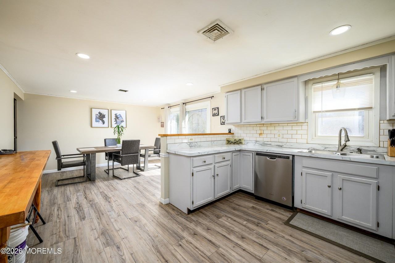 570 Eltone Rd - Photo 3 of 37