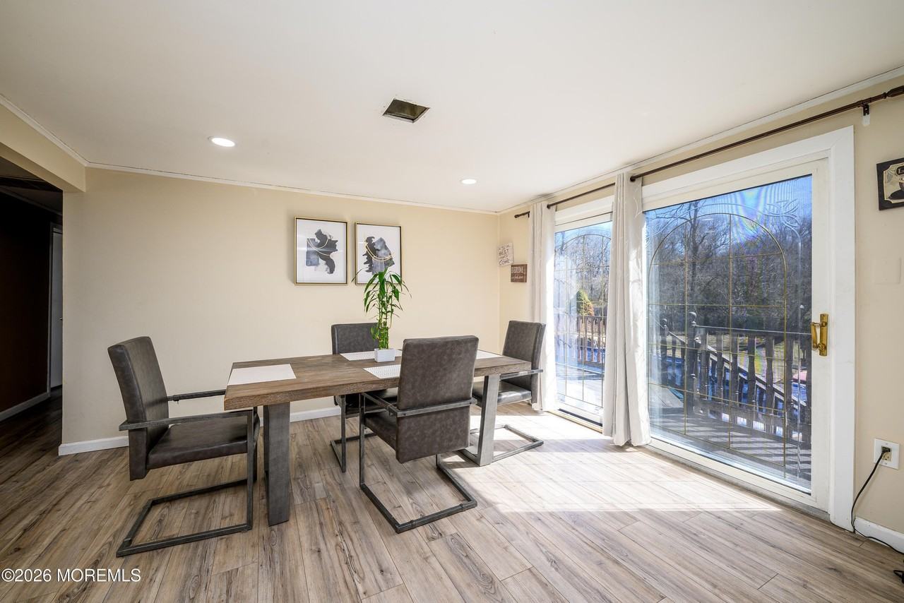 570 Eltone Rd - Photo 5 of 37