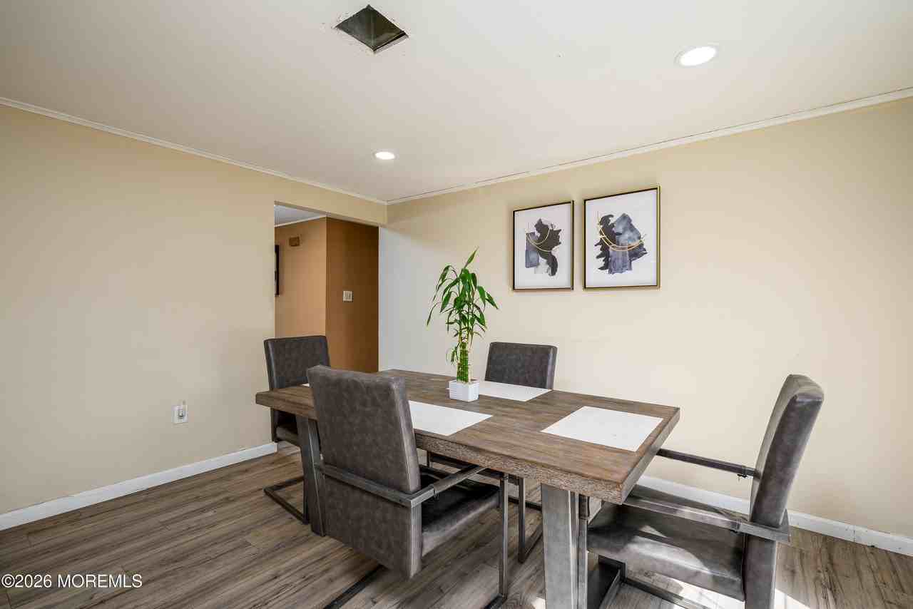 570 Eltone Rd - Photo 6 of 37