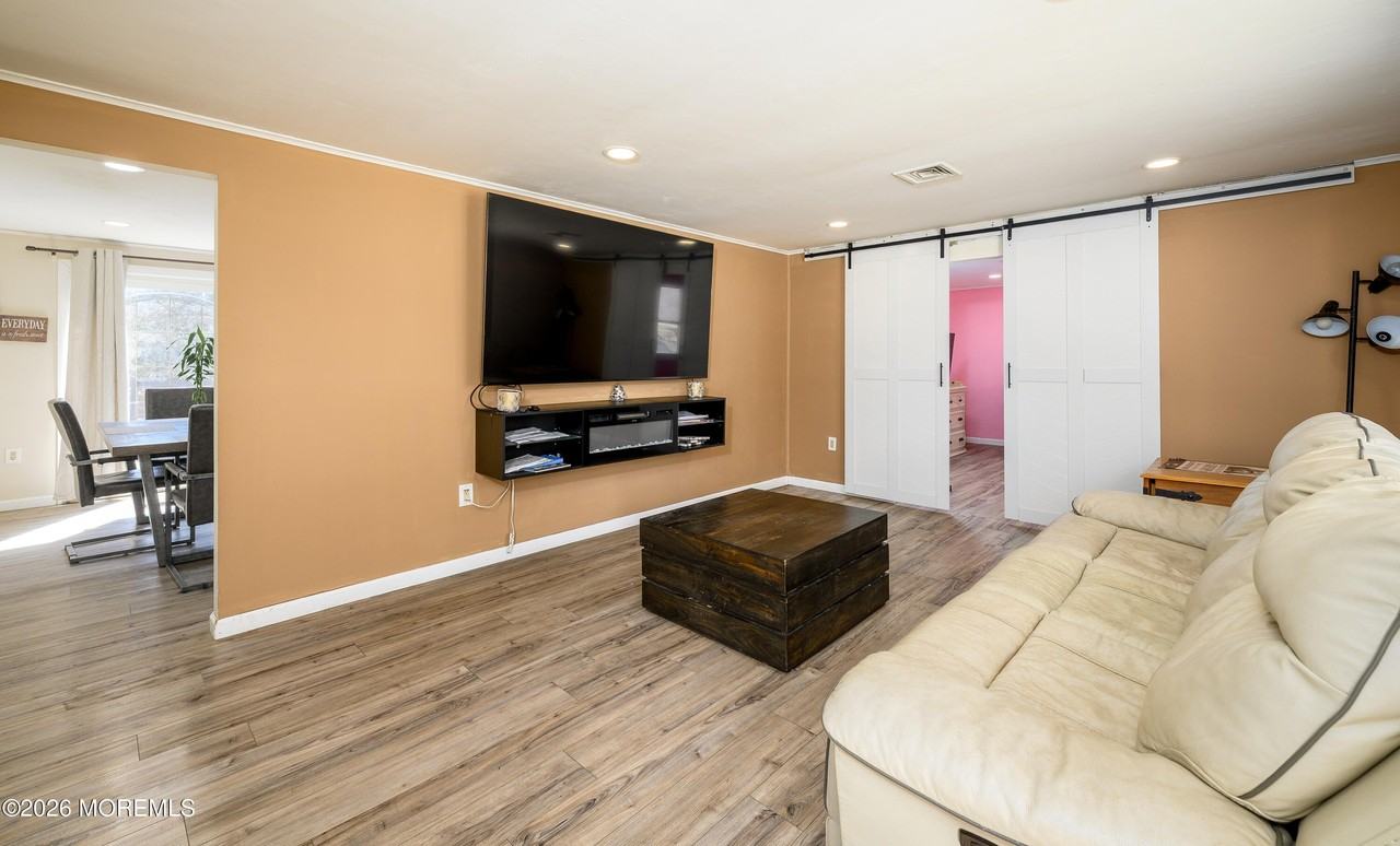 570 Eltone Rd - Photo 7 of 37