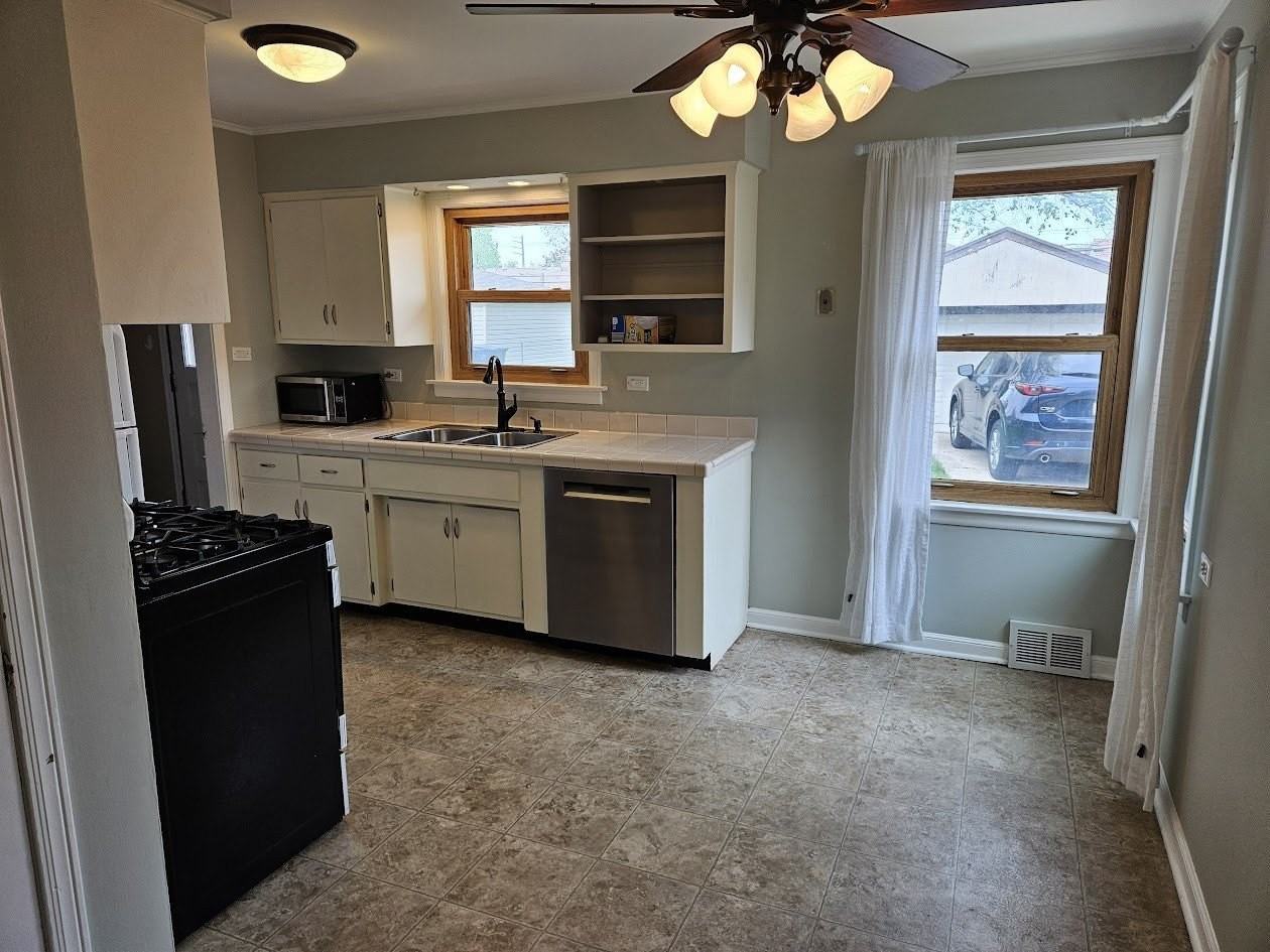 5816 Superior St - Photo 4 of 14