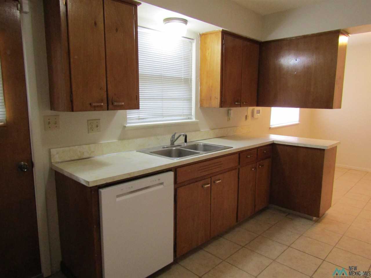 1402 W Briscoe Ave - Photo 5 of 21