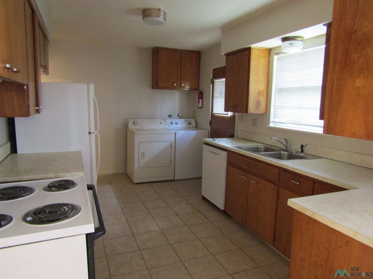 1402 W Briscoe Ave - Photo 7 of 21