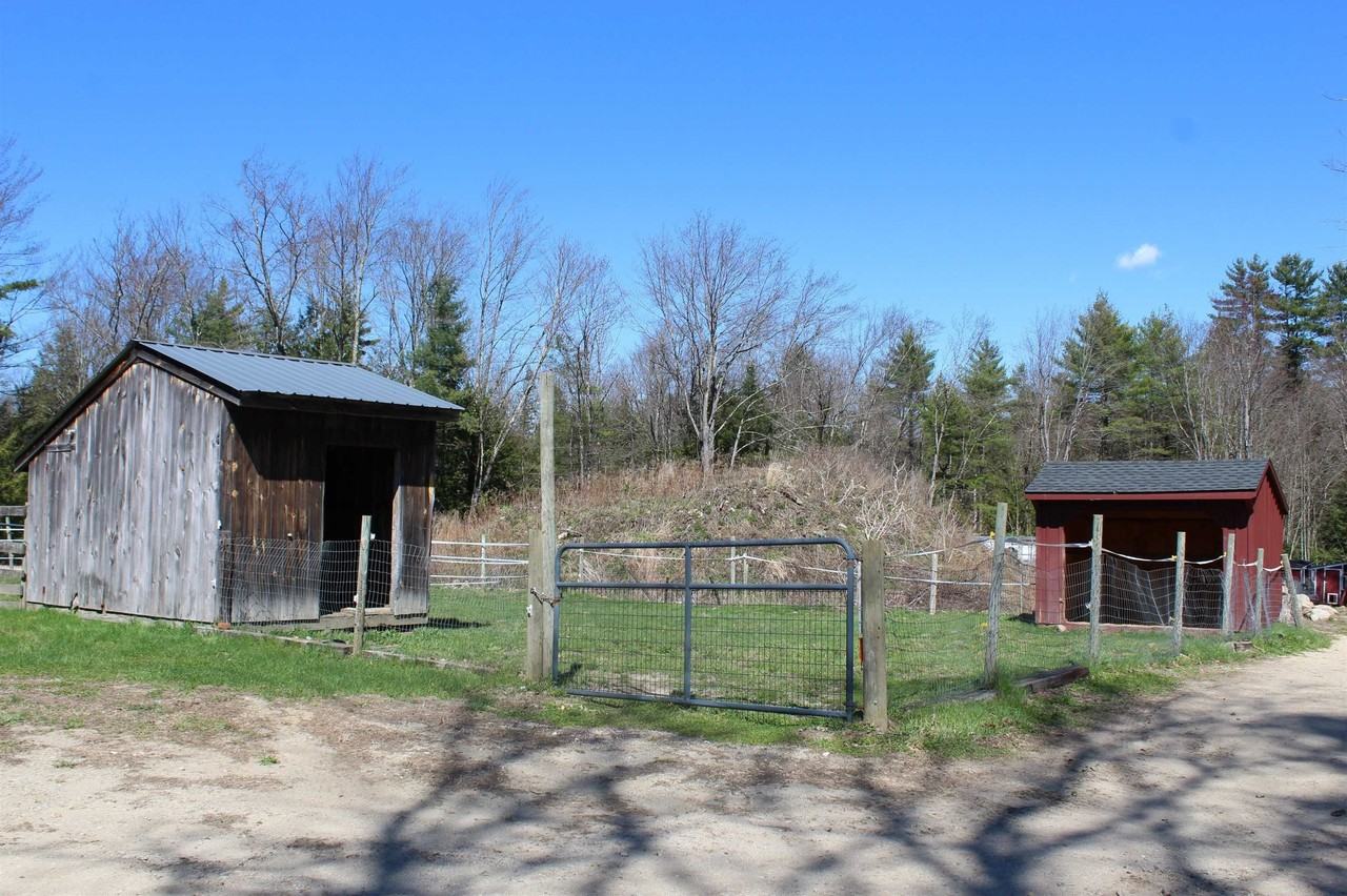 260 Bennington Rd - Photo 2 of 26