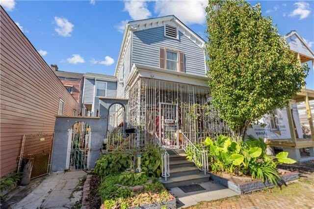 1136 Touro St - Photo 2 of 37