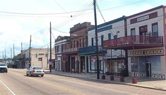 302 E Railroad Ave #A - Photo 2 of 4