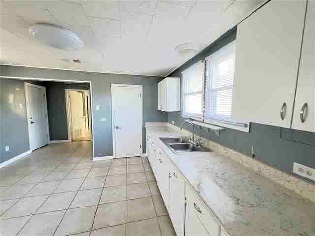 958 Avenue B - Photo 7 of 12