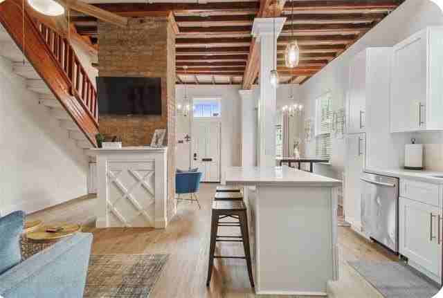 909 N Derbigny St - Photo 3 of 9