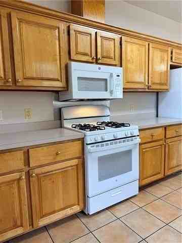 3245 Iowa Ave - Photo 7 of 31