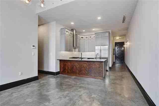 419 Carondelet St #305 - Photo 6 of 18