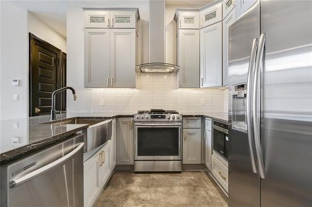 419 Carondelet St #305 - Photo 7 of 18