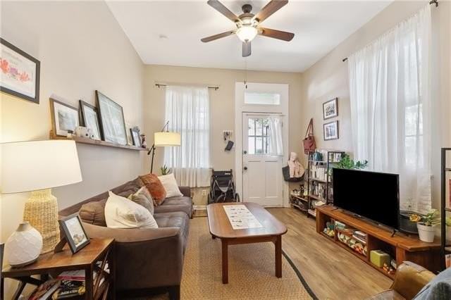 637 S Alexander St - Photo 3 of 11