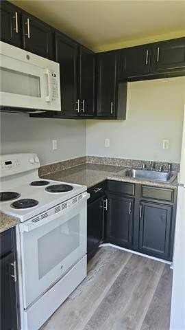 924 Deslonde St #B - Photo 7 of 13