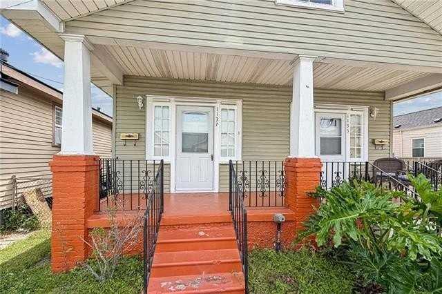 1137 Deslonde St - Photo 2 of 16