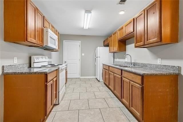 3664 Clematis St #B - Photo 4 of 13