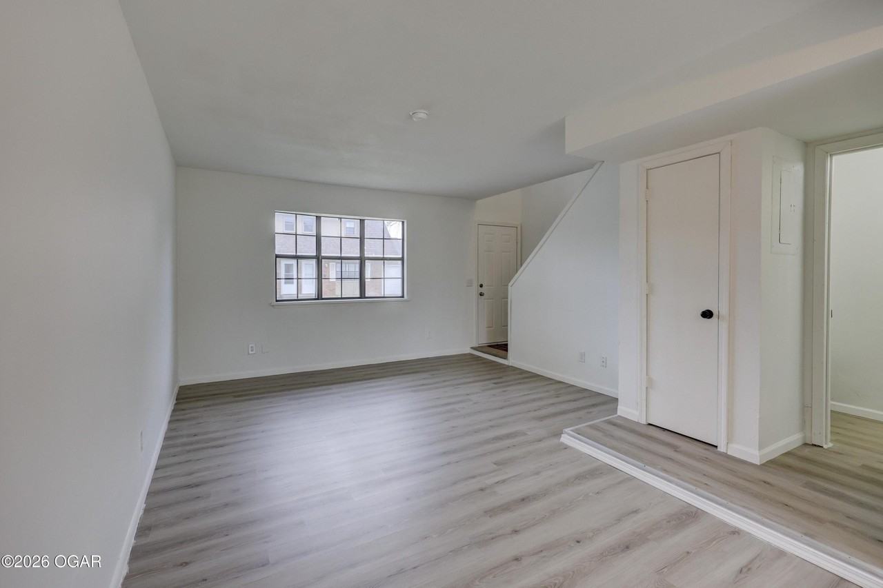 1119 S Saint Louis Ave - Photo 4 of 22