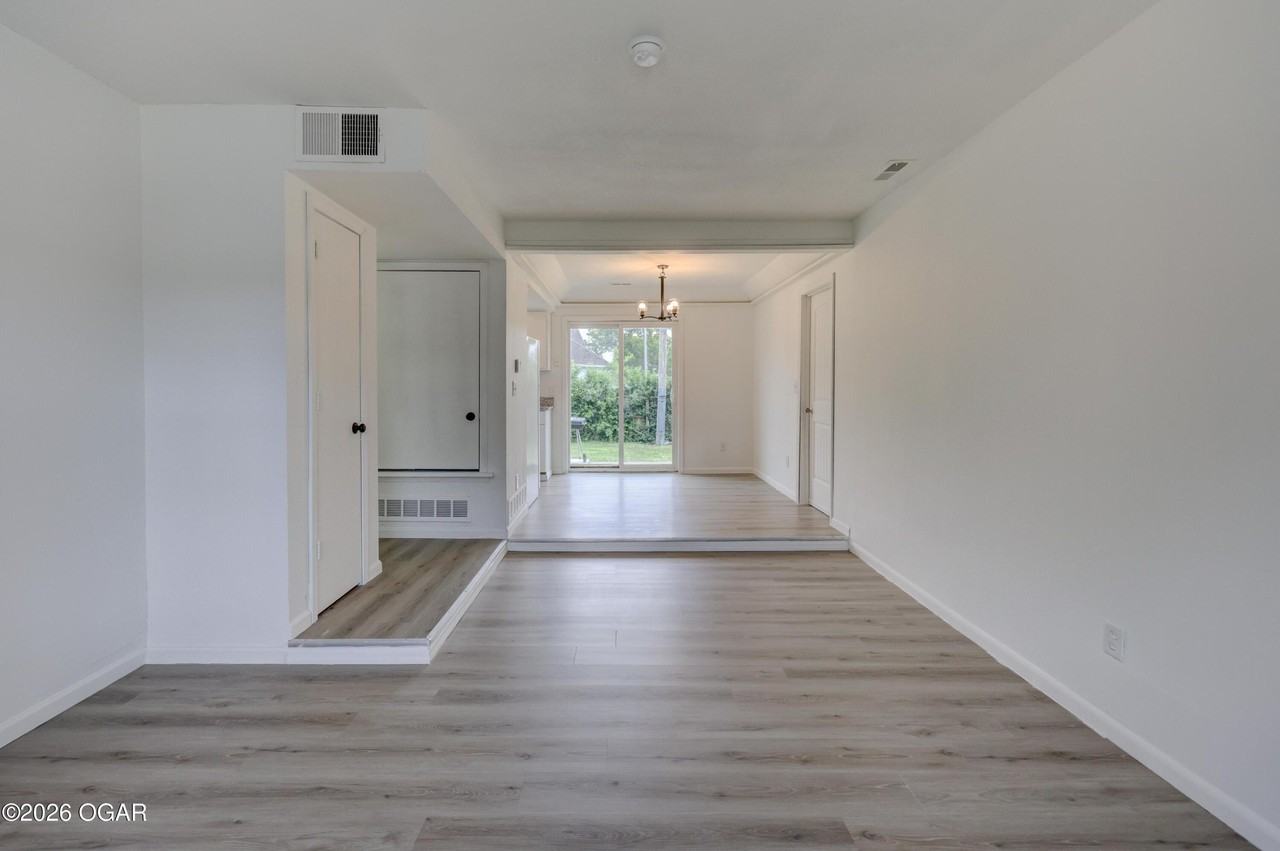 1119 S Saint Louis Ave - Photo 7 of 22