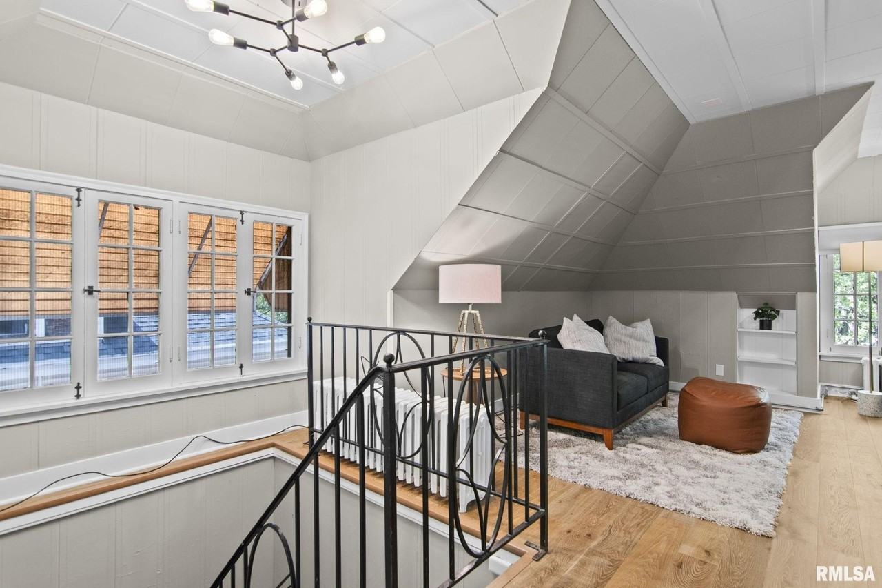 810 W Edwards St - Photo 2 of 18