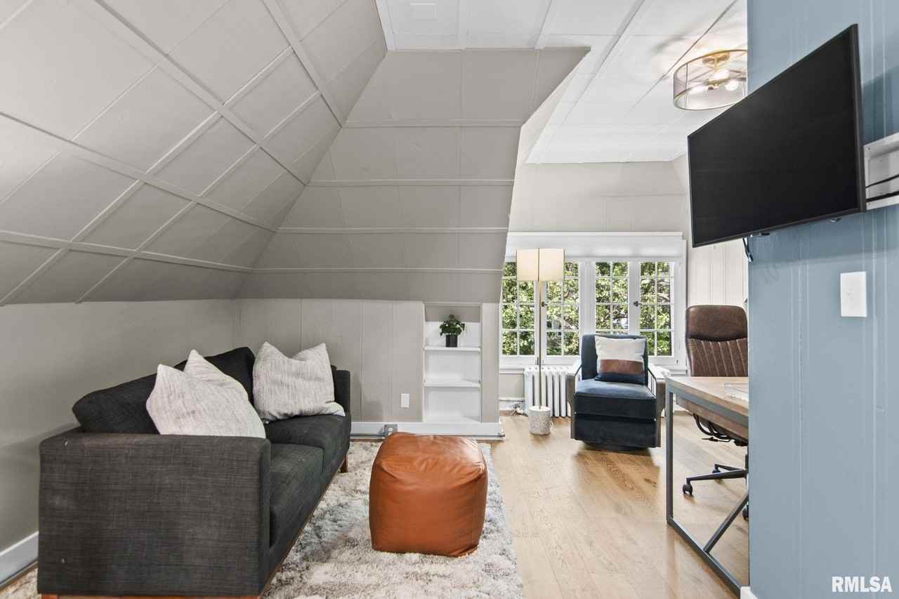 810 W Edwards St - Photo 3 of 18