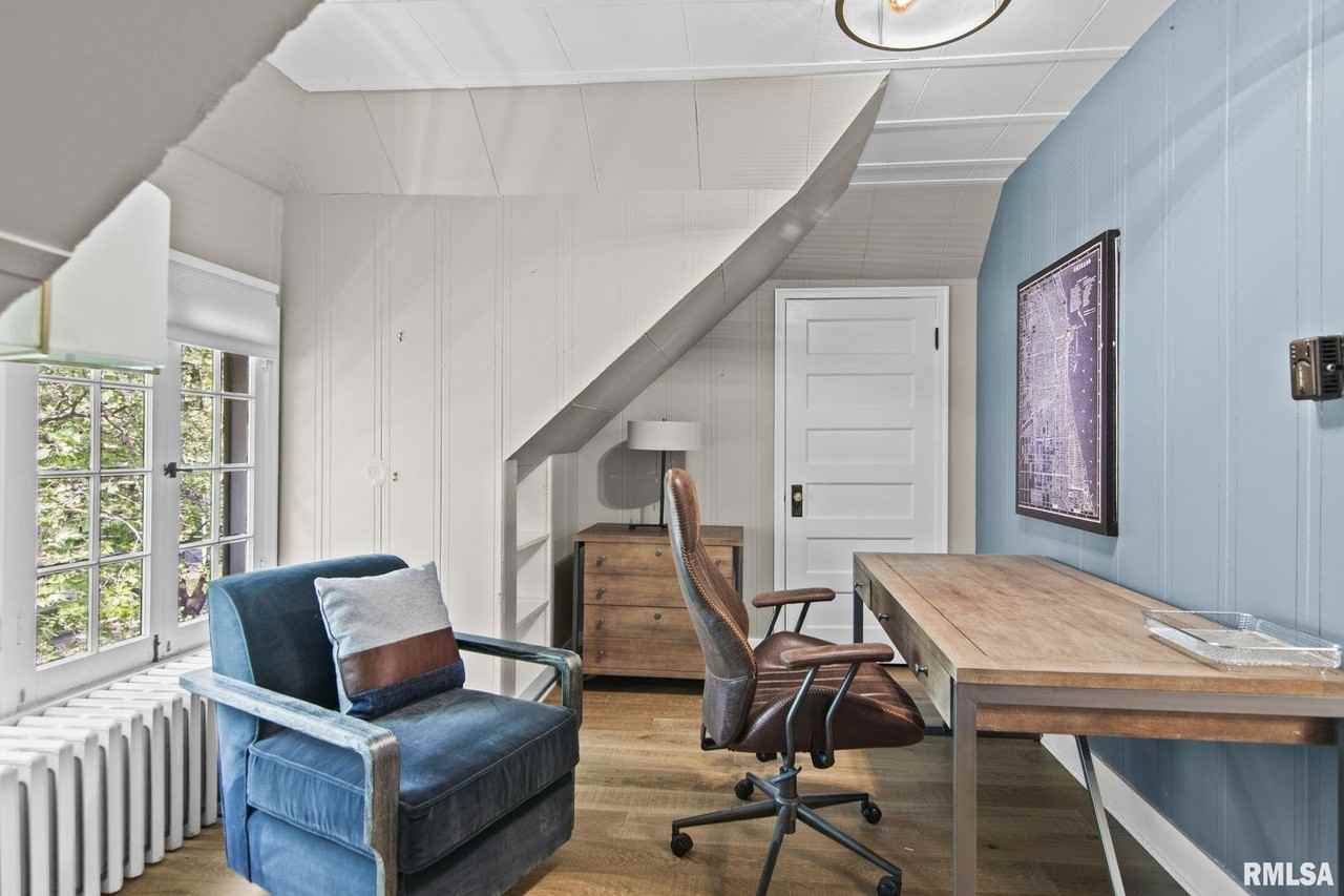 810 W Edwards St - Photo 4 of 18