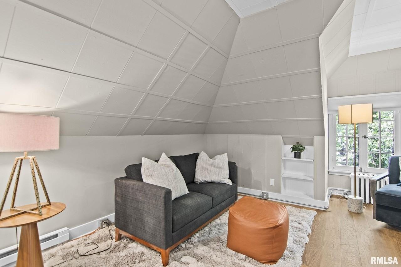 810 W Edwards St - Photo 5 of 18