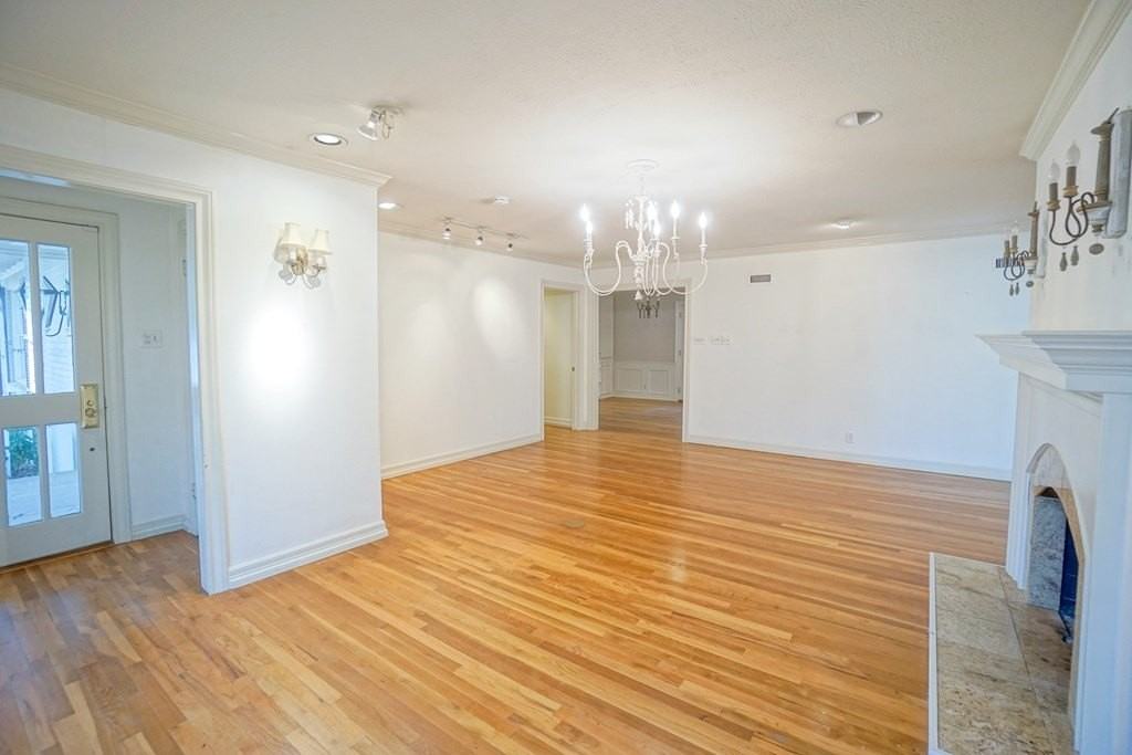 1509 Bedford Dr - Photo 4 of 50