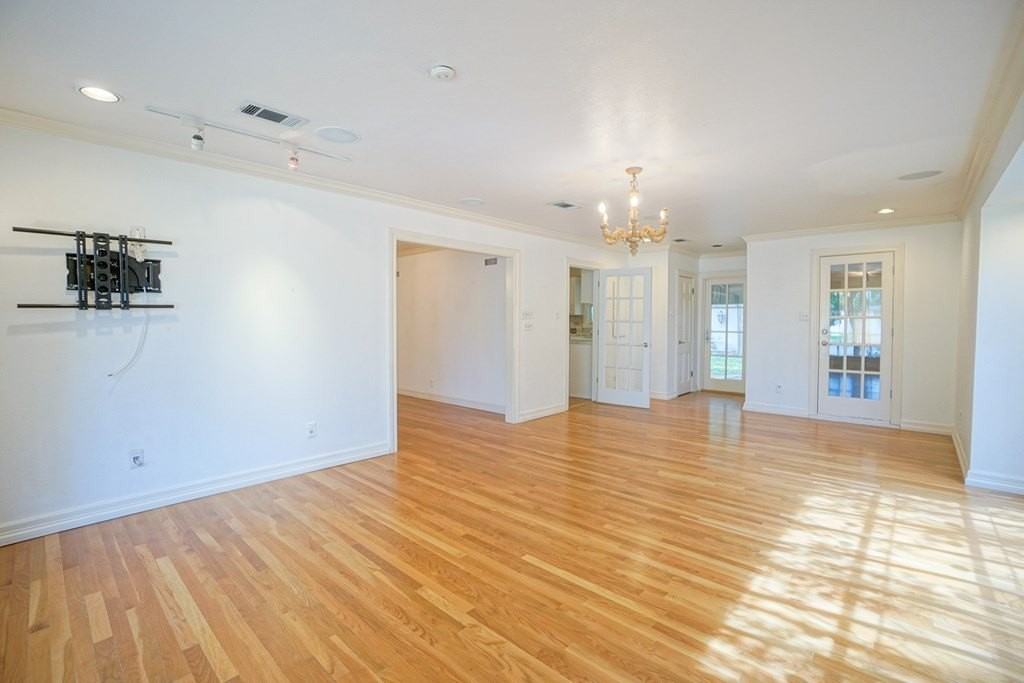 1509 Bedford Dr - Photo 7 of 50