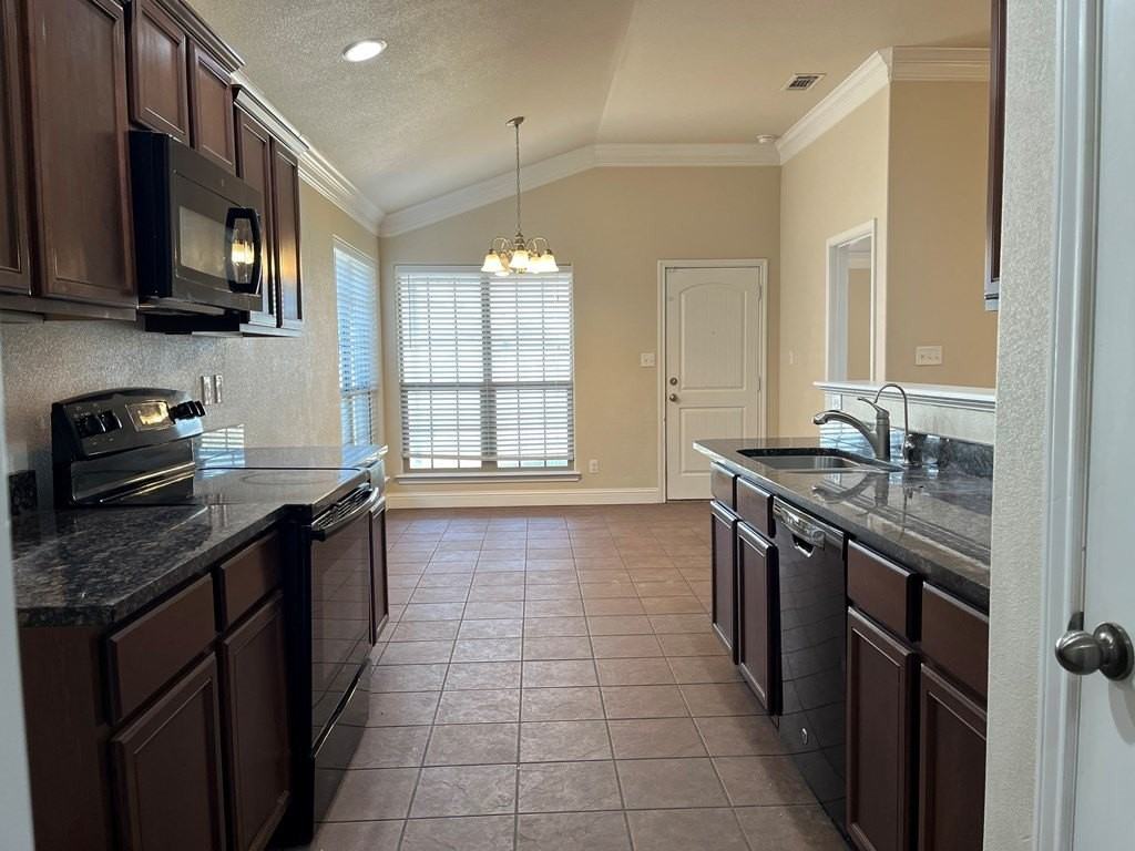 1008 Rangers Ct - Photo 3 of 9