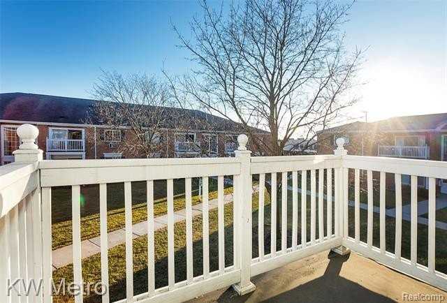 2425 Torquay Ave #204 - Photo 6 of 23