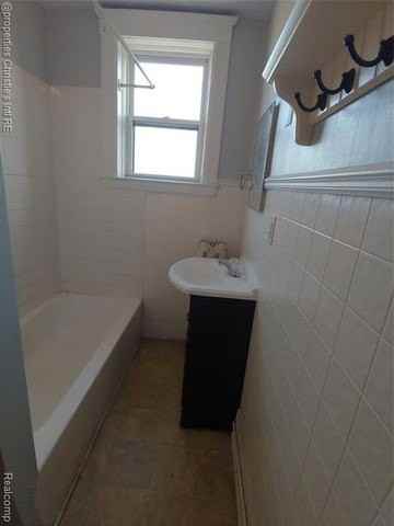 1535 W Canfield St #4 - Photo 5 of 8
