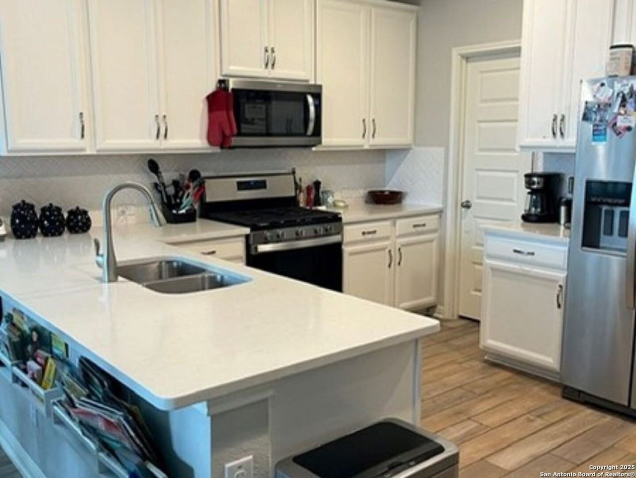 9102 Novacek Blvd - Photo 4 of 24
