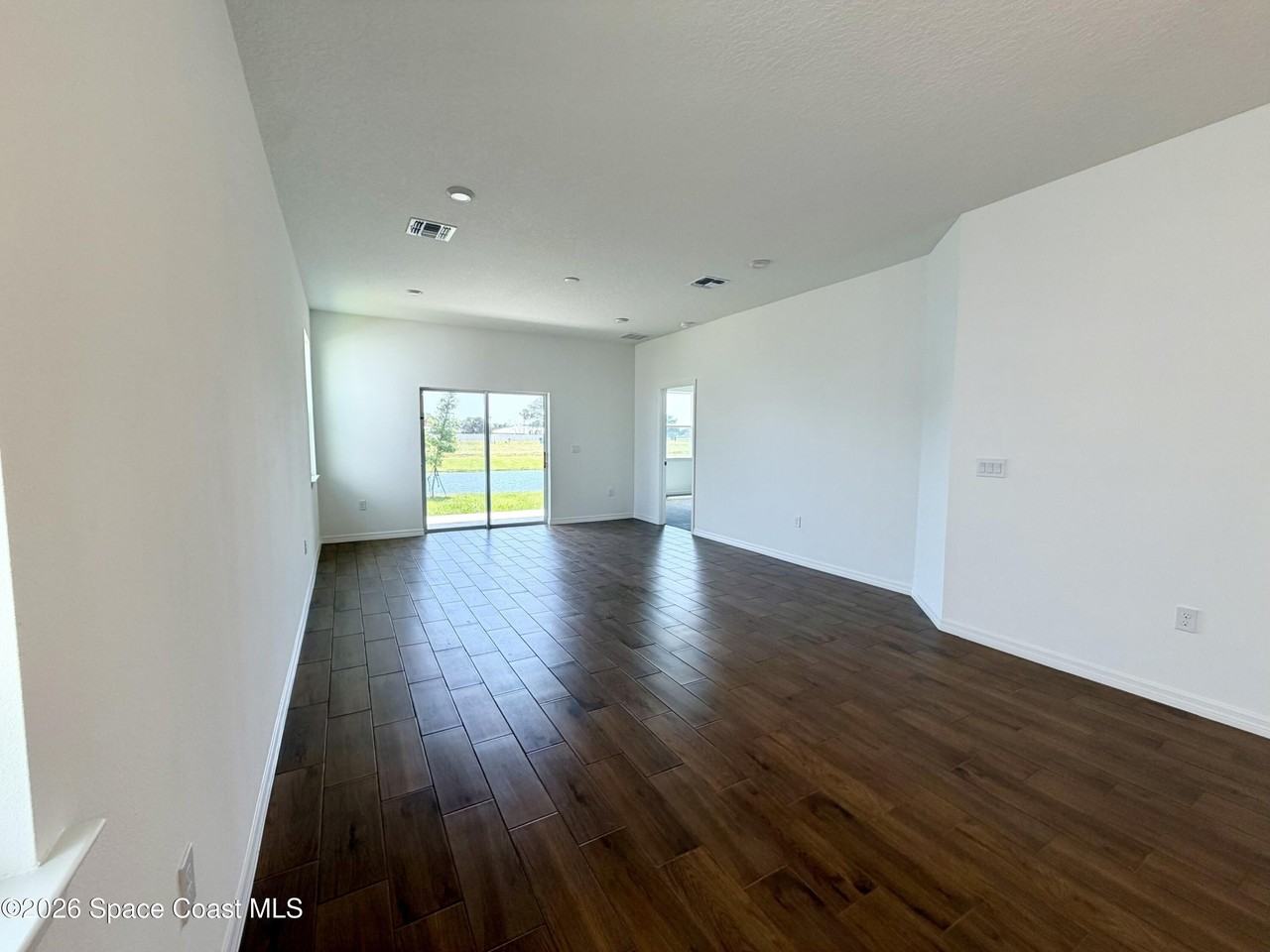 917 Castleford Ave Ne - Photo 5 of 27