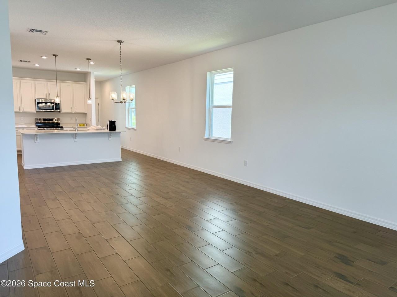 917 Castleford Ave Ne - Photo 6 of 27