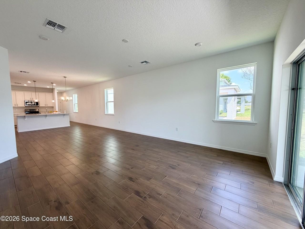 917 Castleford Ave Ne - Photo 7 of 27