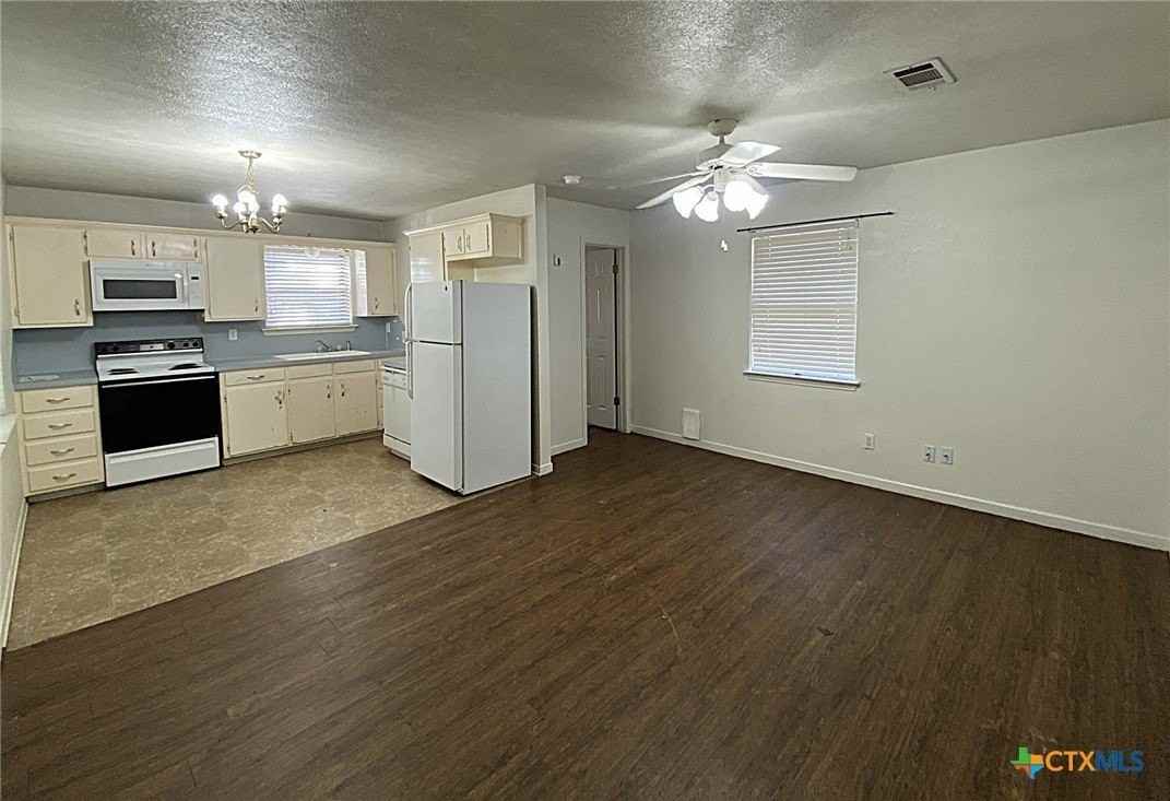 1312 W Avenue D - Photo 5 of 14