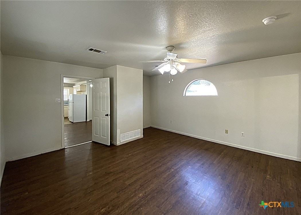 1312 W Avenue D - Photo 6 of 14