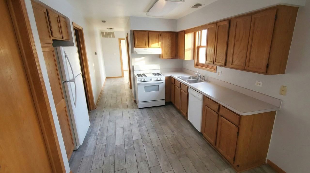 445 W 37th St - Photo 2 of 9