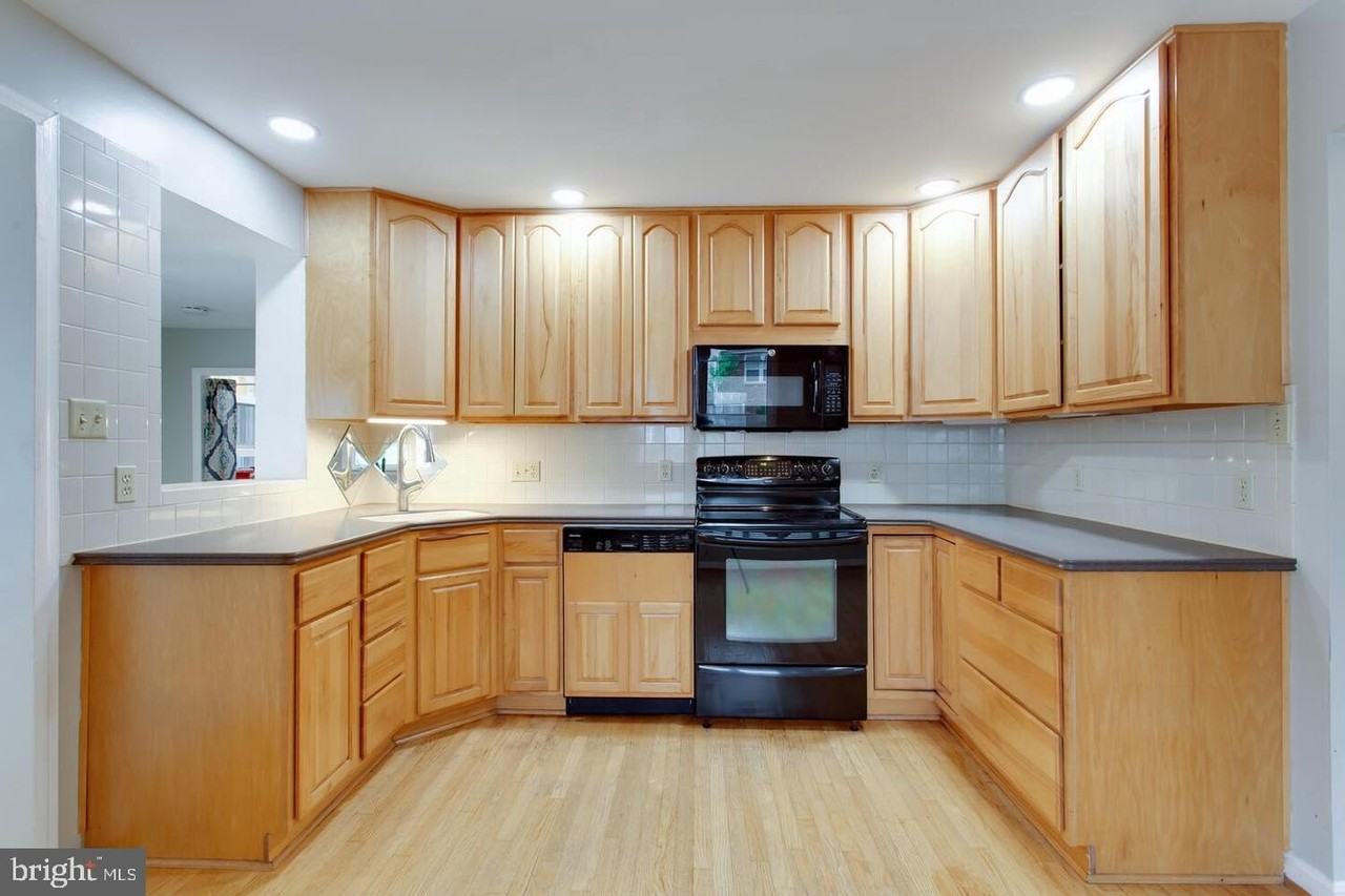 5834 Pratt St - Photo 4 of 44