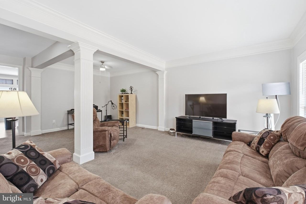 8439 Kirby Lionsdale Dr - Photo 5 of 19