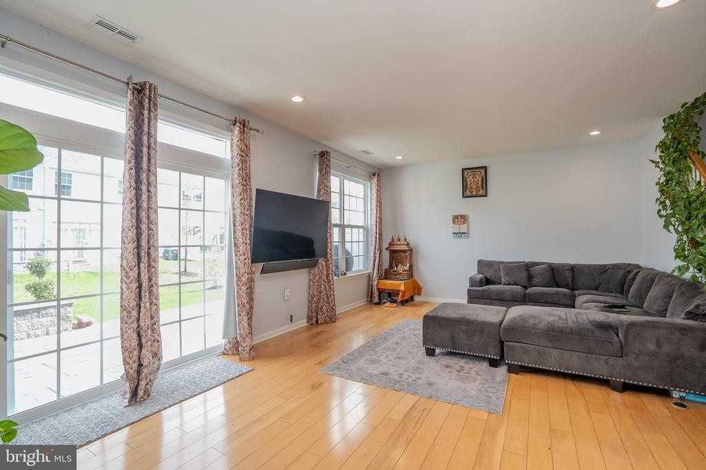 18 Mclean Ter - Photo 4 of 31