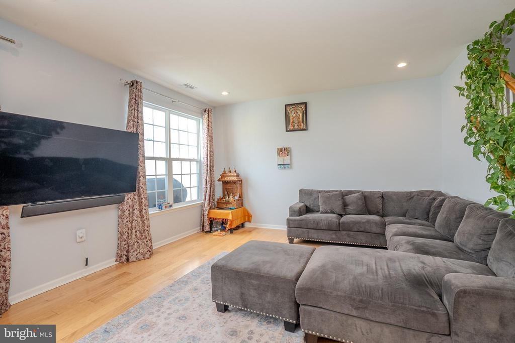 18 Mclean Ter - Photo 5 of 31