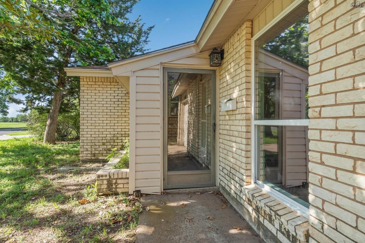 5114 Fairway Blvd - Photo 2 of 32