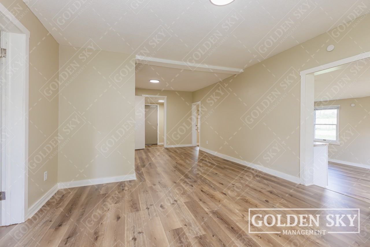 1704 W 15th St #NA - Photo 4 of 10