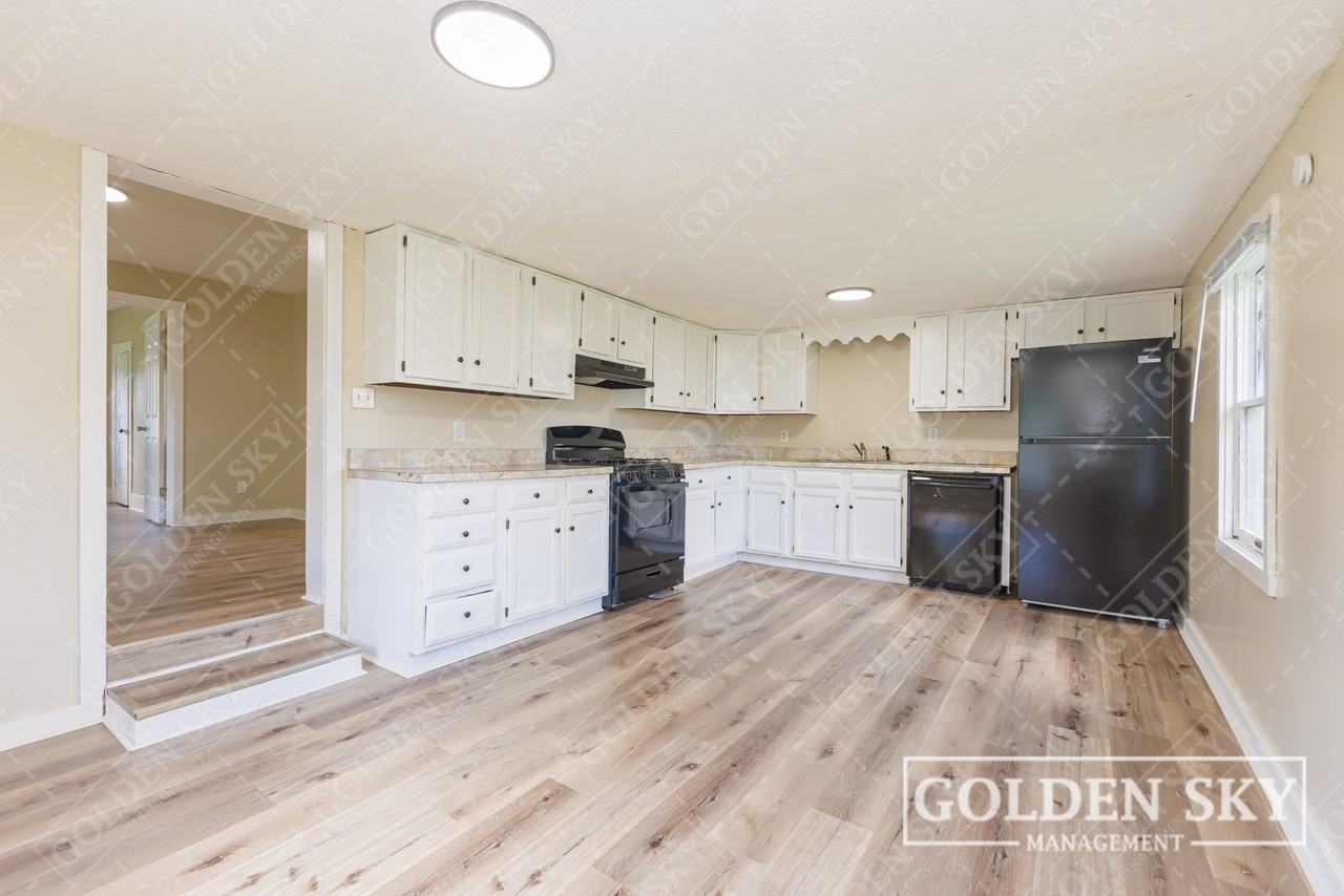 1704 W 15th St #NA - Photo 7 of 10