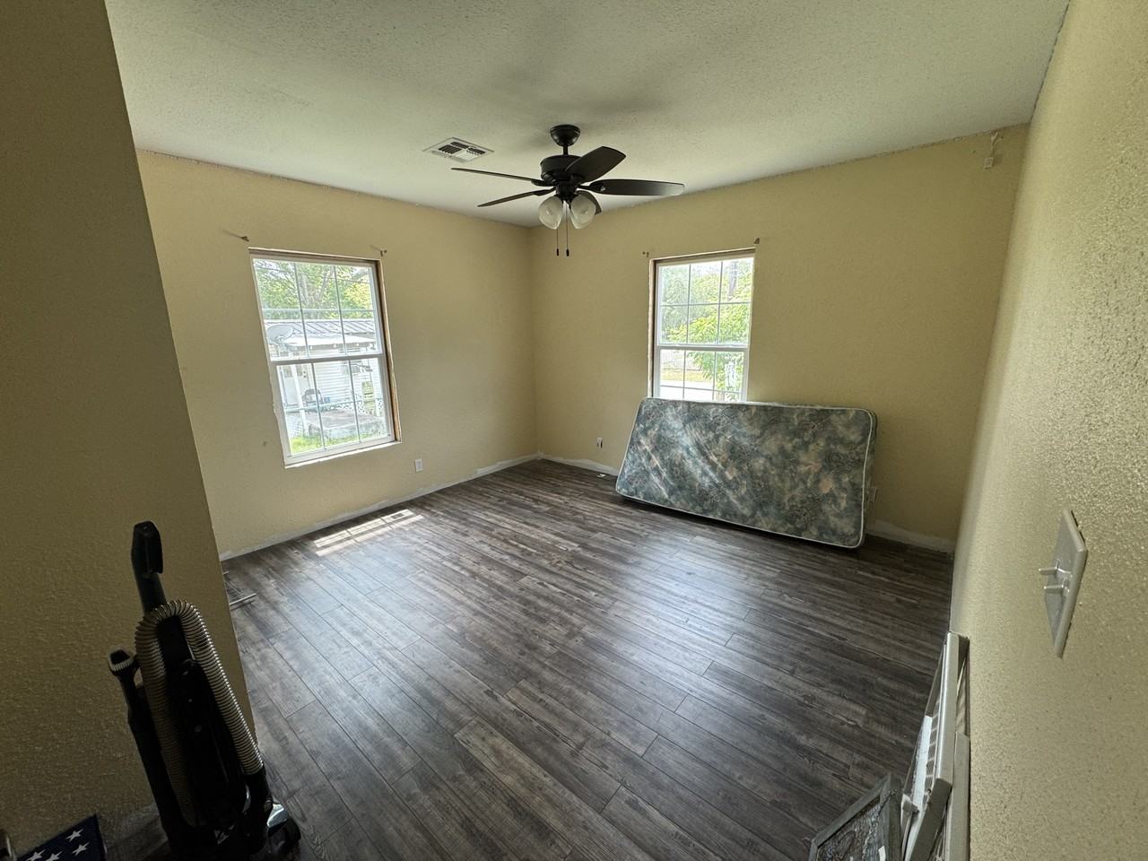 413 Schleicher St #1 - Photo 5 of 10
