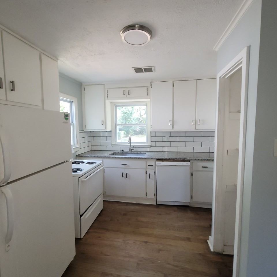 2719 Lee St #2719 - Photo 2 of 6
